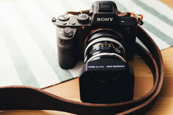 Appareil photo de Sony a7m2 sur le bureau en bois