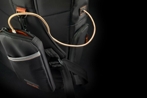 Rucksack mit Karabinerhaken und Telefonabdeckung