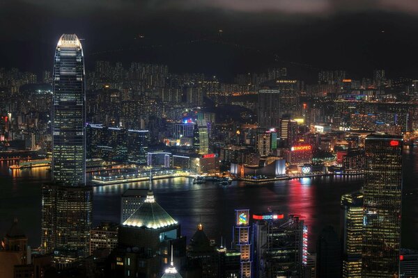Luci colorate della grande città nella metropoli notturna