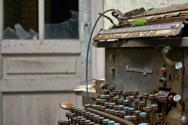 Vieille machine à écrire dans un appartement soviétique