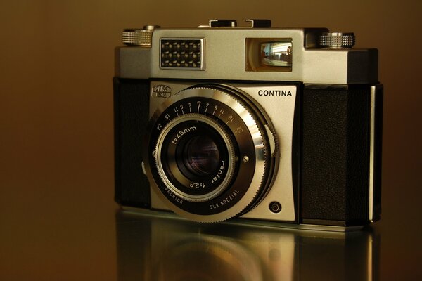 Vintage-Kamera auf dunklem Hintergrund