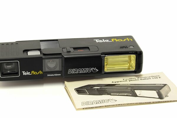 Vieja cámara teleflash diramic junto con instrucciones