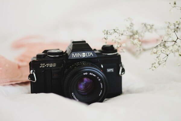 Minolta-Kamera auf einer weißen Decke