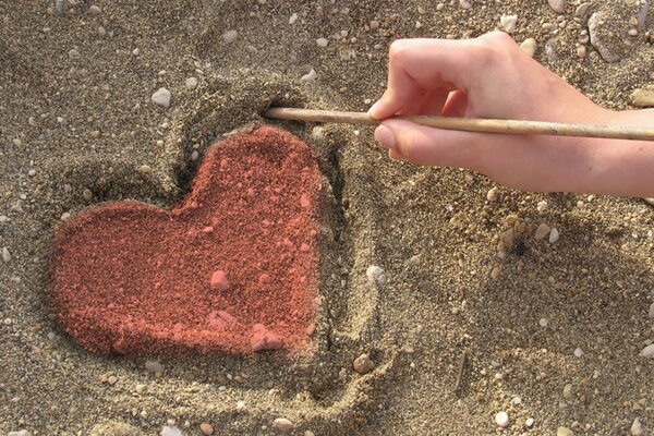 Disegno sulla sabbia a forma di cuore