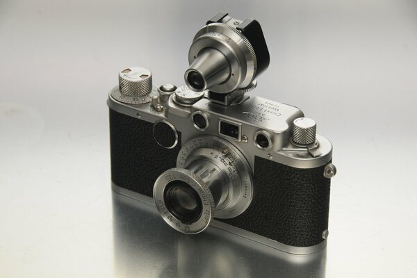 Fotocamera retrò in metallo e pelle