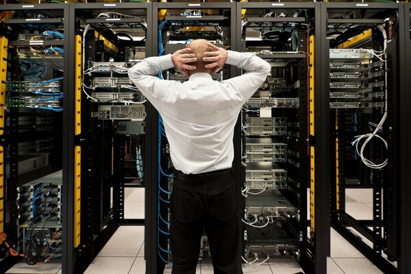 L uomo tiene le mani sulla testa e guarda la connessione del server