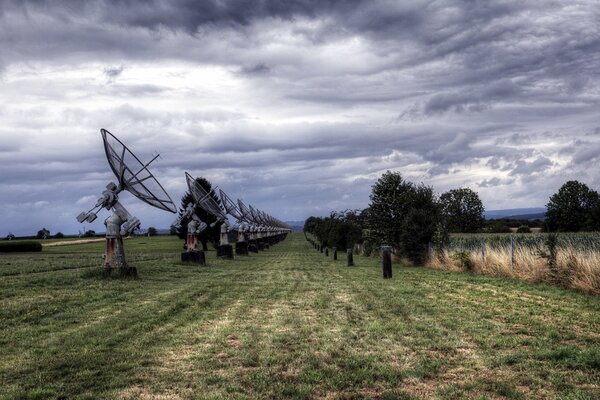 Antennas in a row in a boundless field