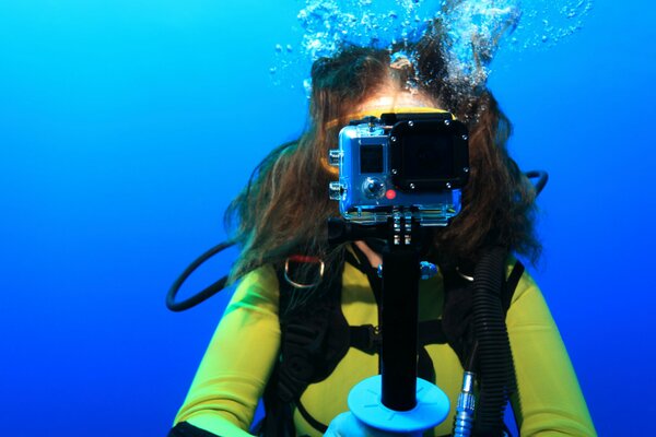 Plongée. Femme plongeur avec appareil photo numérique