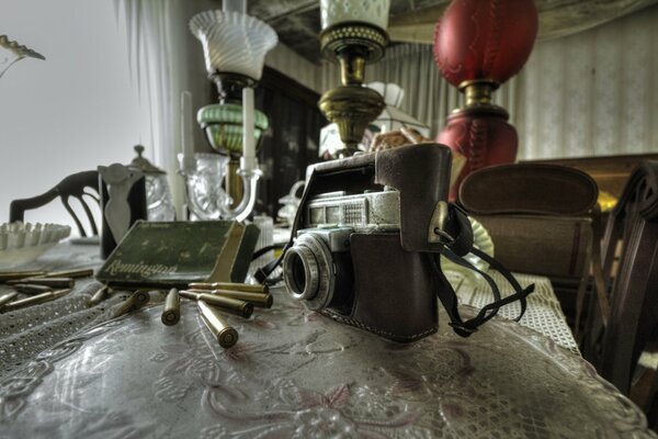 Vieux appareil photo et beaucoup de douilles sur la table