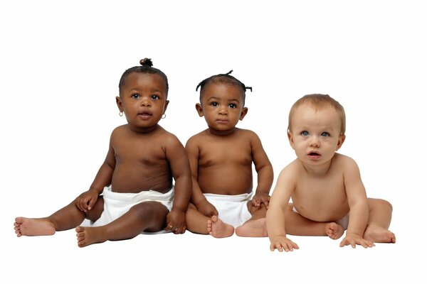 Niños de diferentes razas, rubio y negro