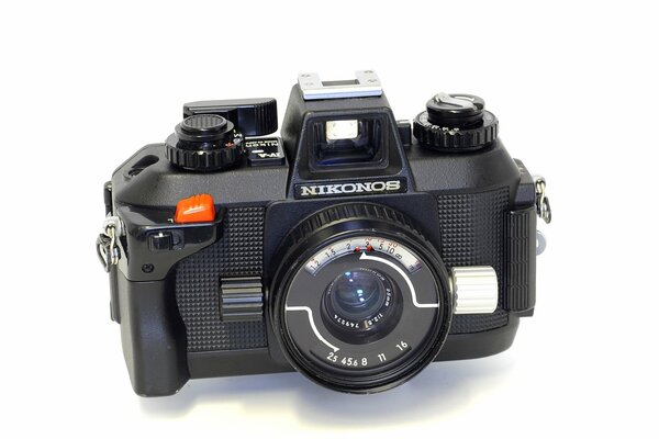 Macchina fotografica d epoca su sfondo bianco