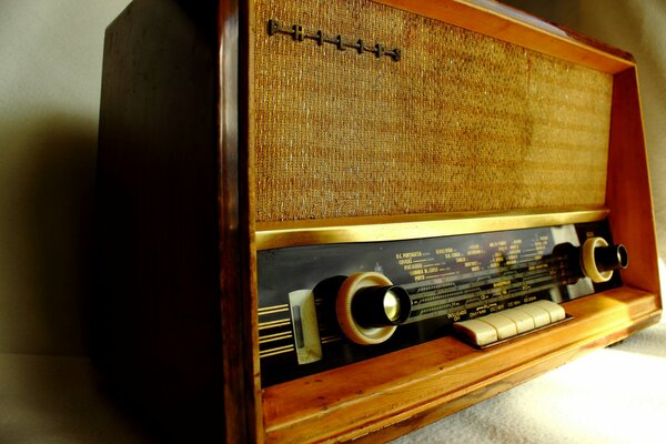 Radio sfondo ricevitore pulsanti laterali marrone