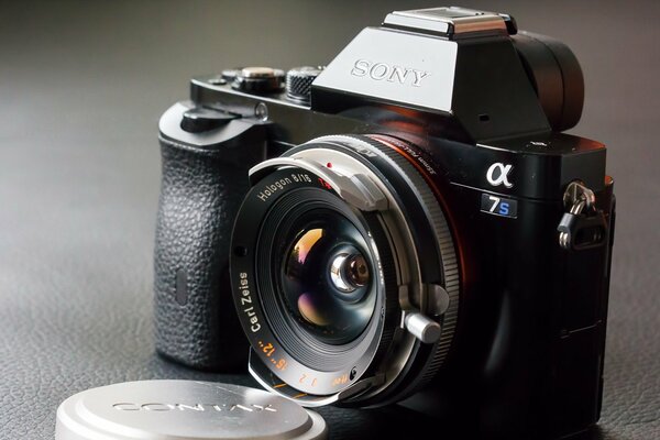 Aparat Sony na szarym tle