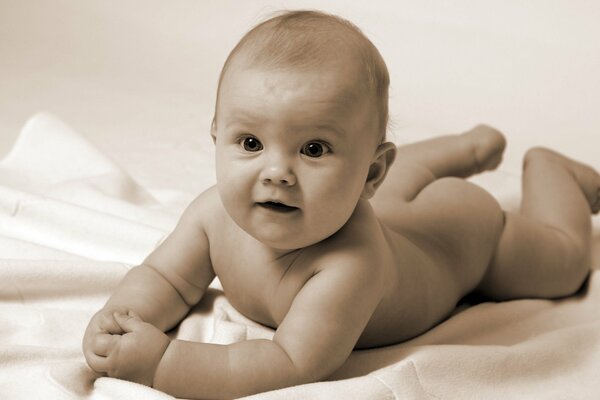 Miracle bébé sur une couverture souple