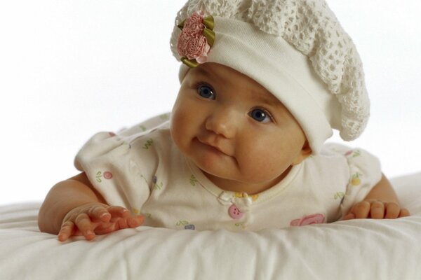 Piccolo bambino in un cappello con un fiore
