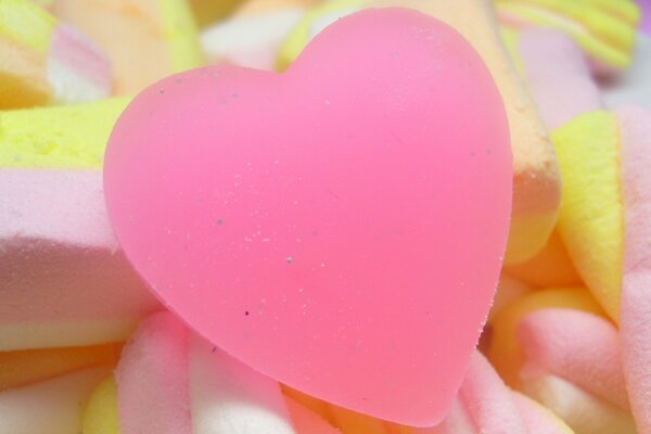 Caramelle in una scatola a forma di cuore rosa