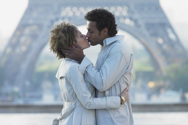 Baiser sur le fond de la tour Eiffel