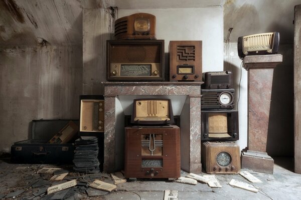 Radios retro en un edificio antiguo