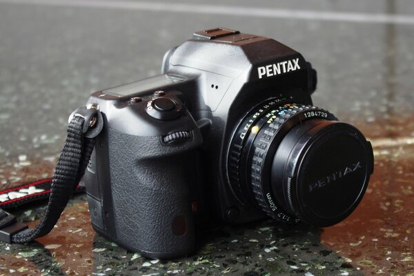 Cámara pentax k - 5ii + SMC pentax-a 50mm f1. 7 en el azulejo