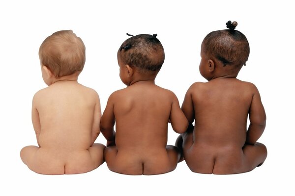 Un grupo de tres bebés posa con las mejores partes del cuerpo