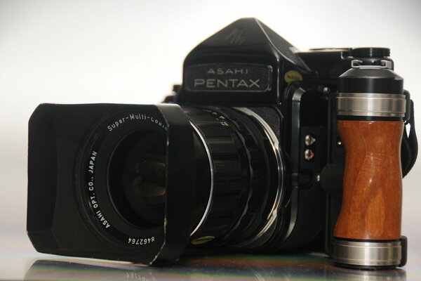 Makra camera on the table with wood elements