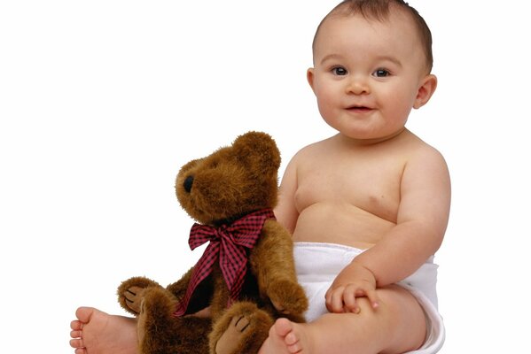 Bambino sveglio con l orsacchiotto vicino
