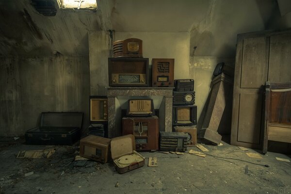 Radios viejas en una habitación abandonada