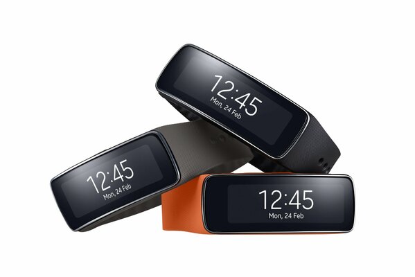 Tre Bracciale Fitness su sfondo bianco