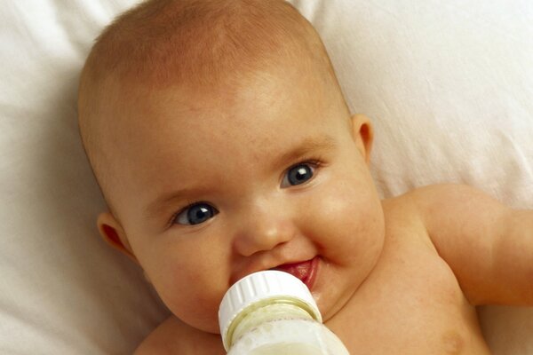 Processo di alimentazione dal biberon del bambino