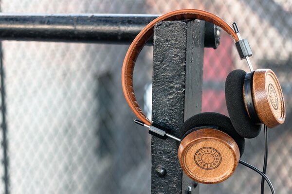 Casque en bois suspendu à la clôture