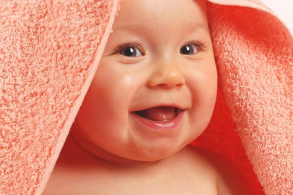 Bambino felice dopo il bagno con i giocattoli