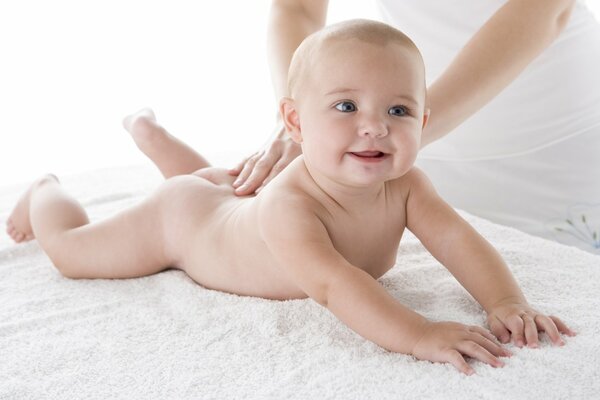 Bébé se trouve sur le ventre souriant bonheur