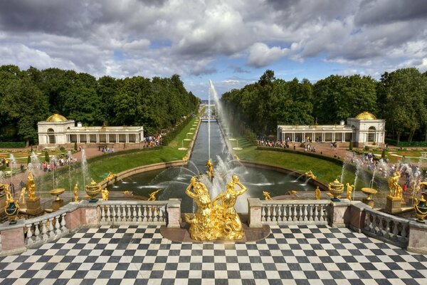 Królewskie aleje z fontannami i złotymi figurkami