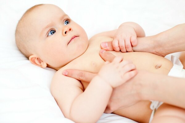 Beau bébé avec des joues potelées et des yeux bleus