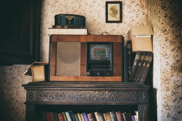 Radio Vintage en una cómoda de madera tallada