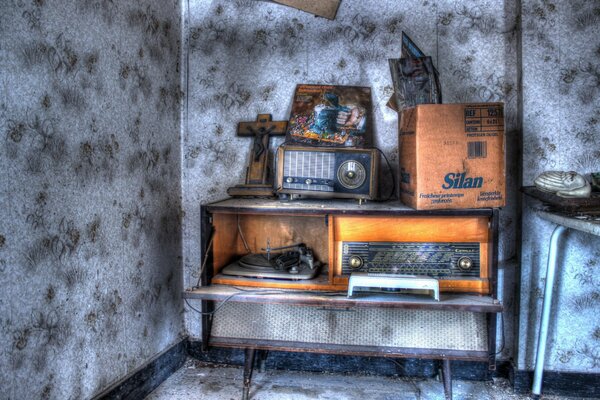 Vecchia radio in un corpo in legno con gambe