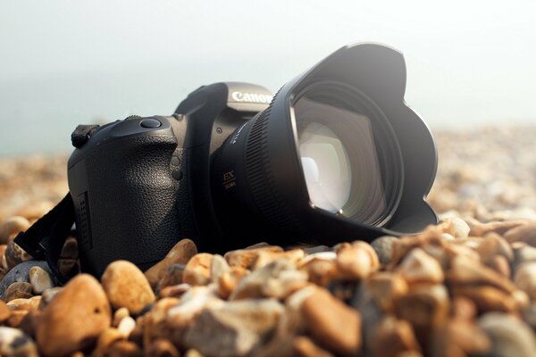 Camera with a large lens on the rocks