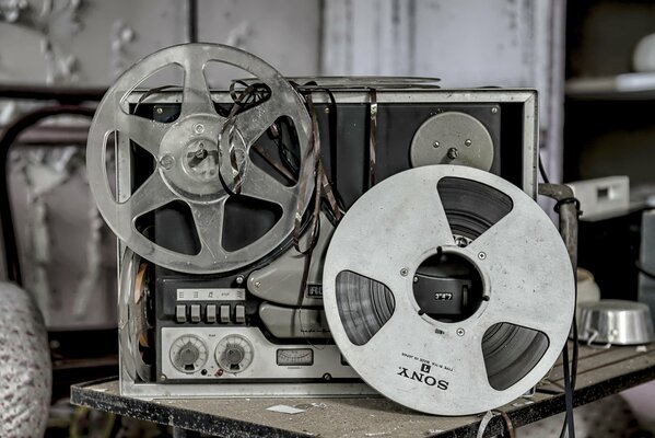 Un vieux magnétophone avec un film déchiré