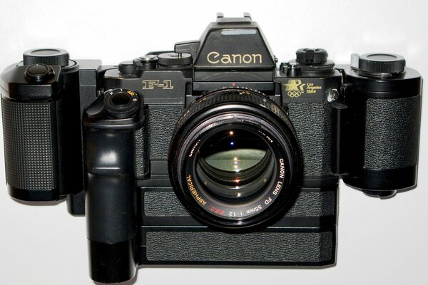 Aparat Canon na białym tle