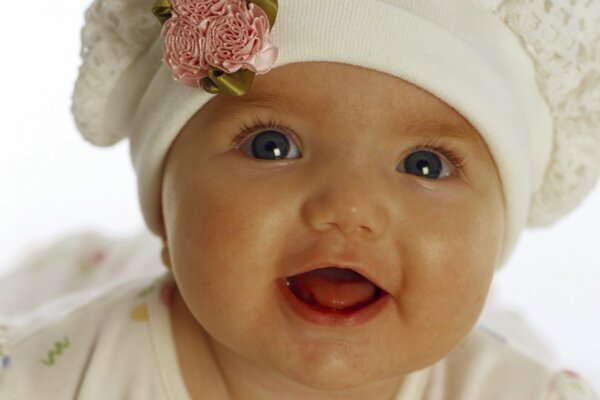Adorable bébé souriant sur le portrait