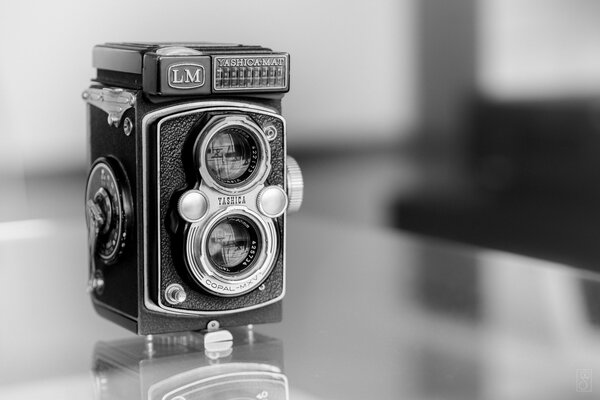 Ретро-фото чёрно-белое, необычной вещи - старинного фотоаппарата