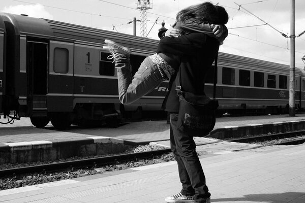 Treffen eines Liebespaares am Bahnhofsvorplatz