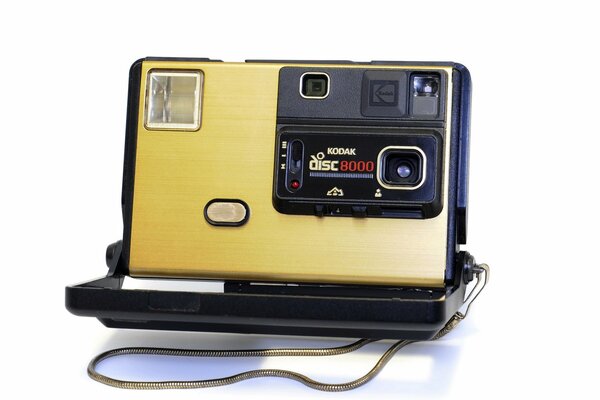 Жёлтый kodak диск 8000, макро на белом фоне
