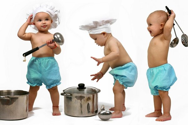 Little toddlers cooks with kitchen utensils