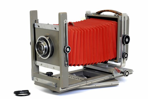 Fotocamera rossa Breck James 4x5 Macro su sfondo bianco