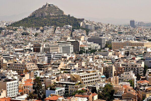 Casas de una pequeña ciudad en el fondo de una zona montañosa