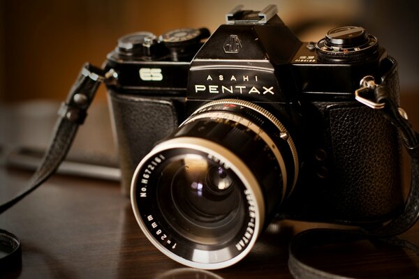 Aparat z obiektywem w pobliżu, marki pentax es