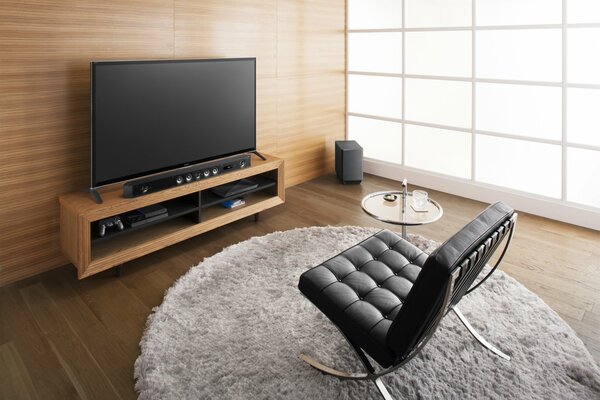 Interieur mit TV, Soundbar und Sessel