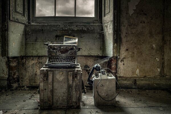 Vieille voiture et téléphone dans un bâtiment abandonné