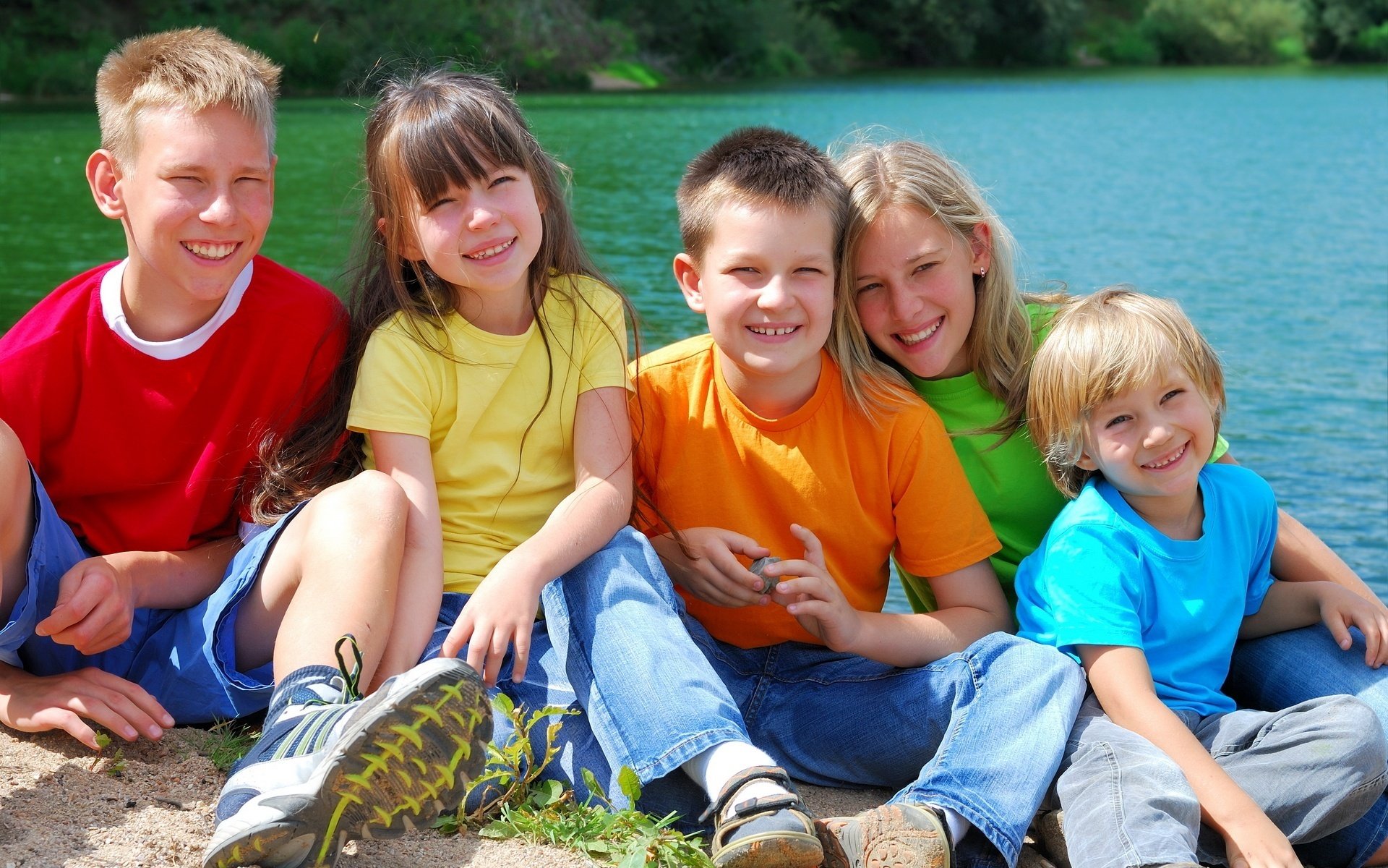 gruppo di bambini tempo soleggiato sorrisi sguardo amicizia